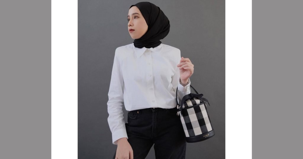 Blouse dengan Detail Unik untuk Sentuhan Kreatif