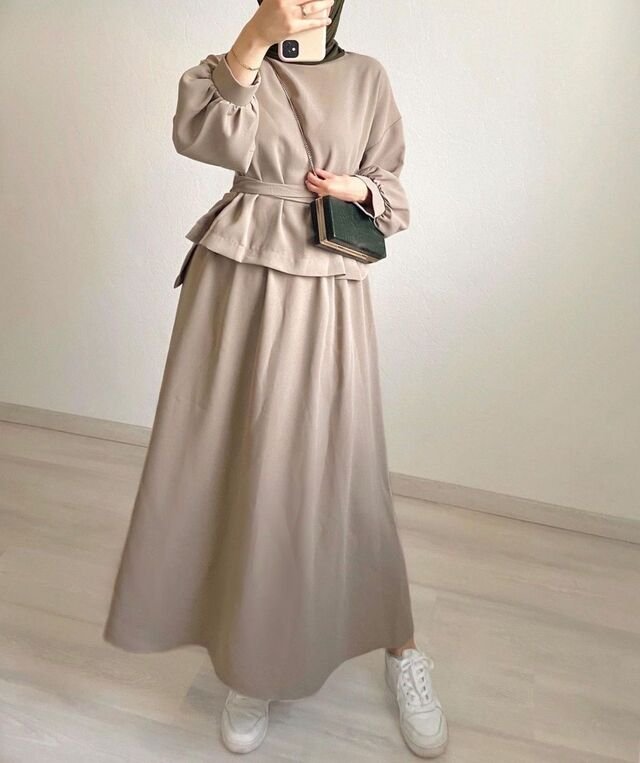 Potongan Polos dengan Elegansi Lengan Balon Cocok untuk Pesta atau Semi-Formal Potongan Polos dengan Elegansi Lengan Balon Cocok untuk Pesta atau Semi-Formal