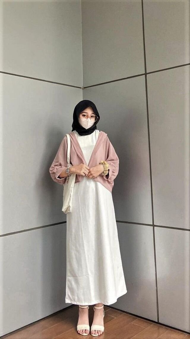 Transformasi Gamis Sederhana dengan Outer Lengan Balon Transformasi Gamis Sederhana dengan Outer Lengan Balon